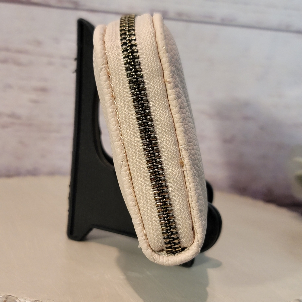 NWOT Adrienne Vittadini Elegant Cream Women's Card   Wallet - Picture 5 of 9